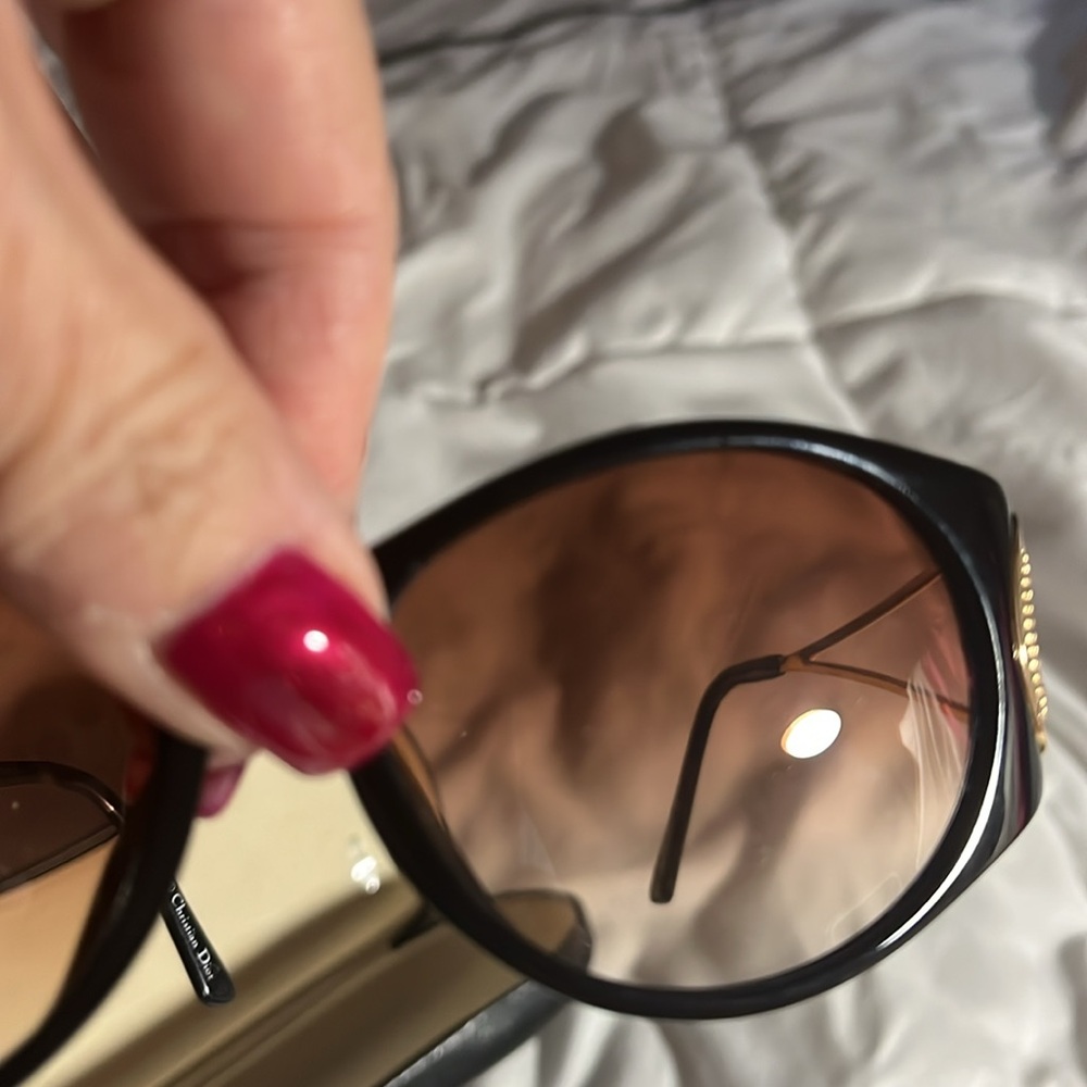 Dior. Elegant Black and Gold Sunglasses - Picture 5 of 6